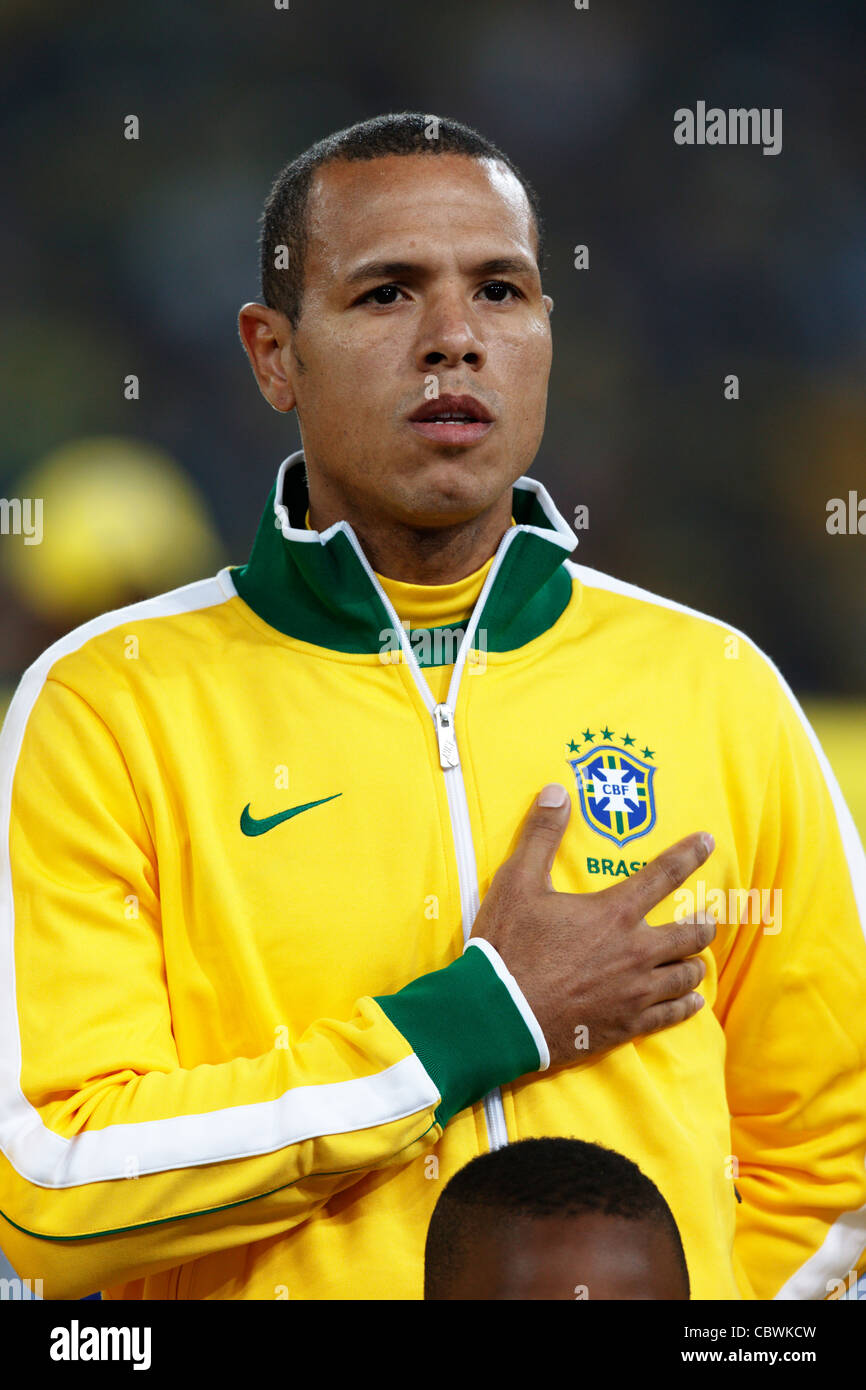 Le brésilien Luis Fabiano représente l'hymne national avant un match de Coupe du monde de la FIFA du Groupe G contre la Côte d'Ivoire au stade Soccer City le 20 juin 2010 à Johannesburg, en Afrique du Sud. Usage éditorial exclusif. Utilisation commerciale interdite. Pas d'utilisation de push vers l'appareil mobile. (Photographie de Jonathan Paul Larsen / Diadem images) Banque D'Images