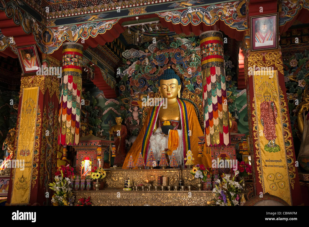 L'Inde, le Bihar, l'intérieur du temple de Bodhgaya, Bhoutanais, Bouddha Doré et autel richement décoré Banque D'Images