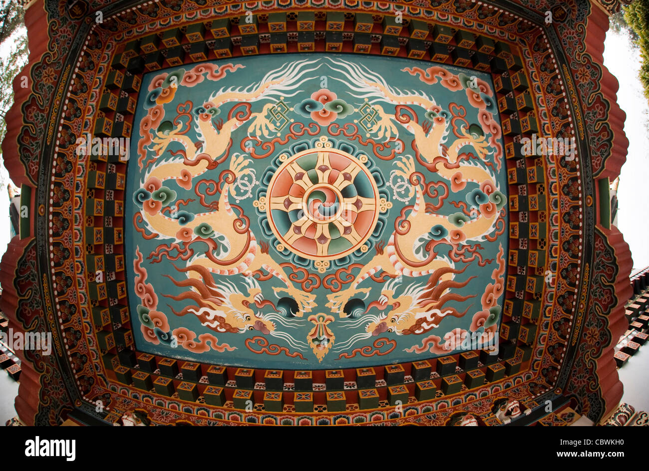 L'Inde, le Bihar, Bodhgaya, bhoutanais de l'intérieur du temple richement décoré, plafond de porche Banque D'Images