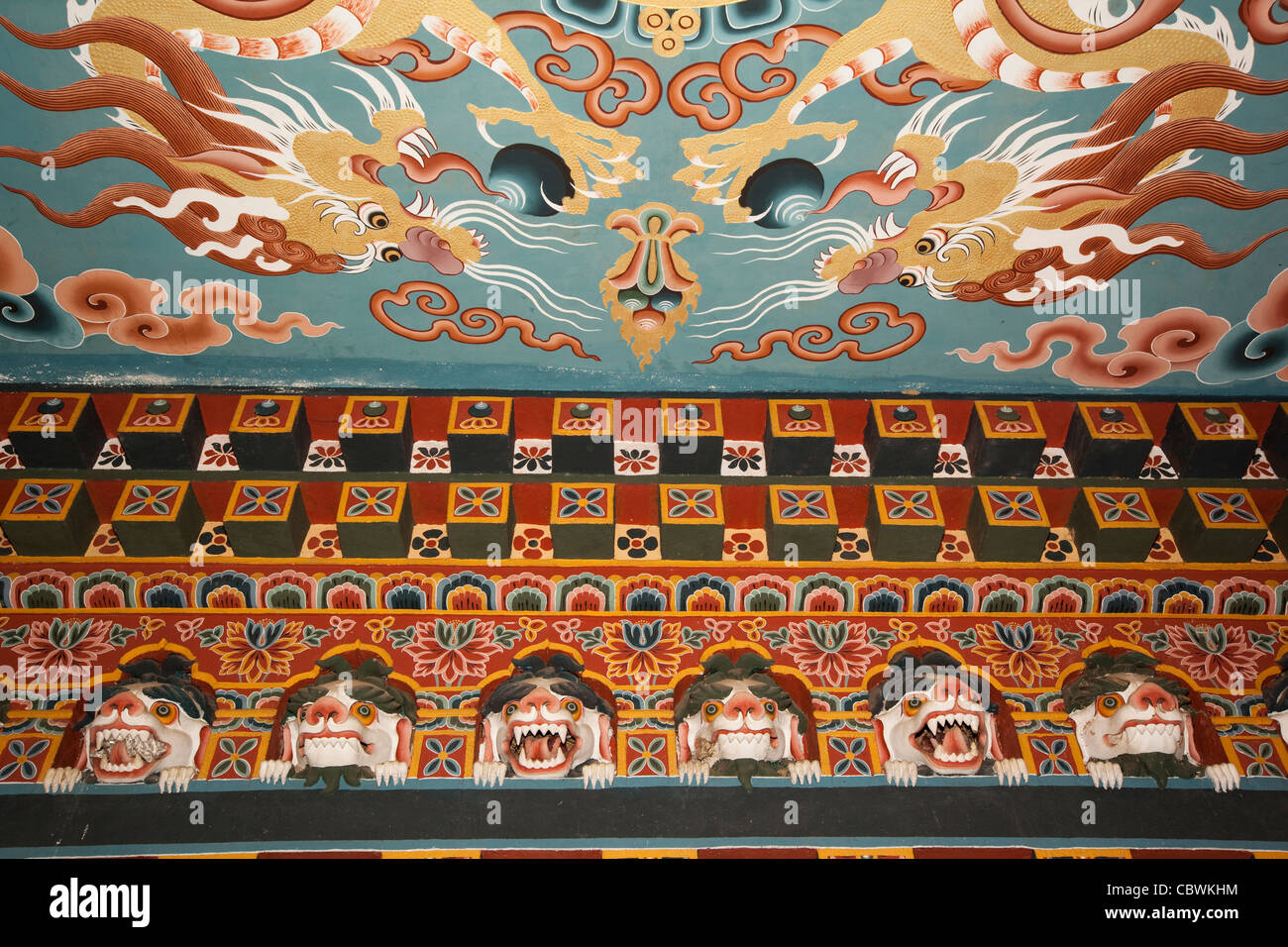L'Inde, le Bihar, Bodhgaya, bhoutanais de l'intérieur du temple richement décoré, plafond de porche Banque D'Images