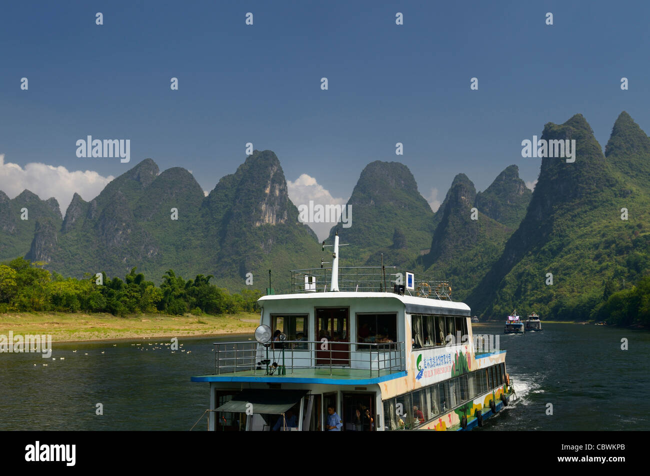 Des bateaux chinois d'une croisière sur la rivière Li Guangxi République populaire de Chine avec de hauts pics calcaires Banque D'Images
