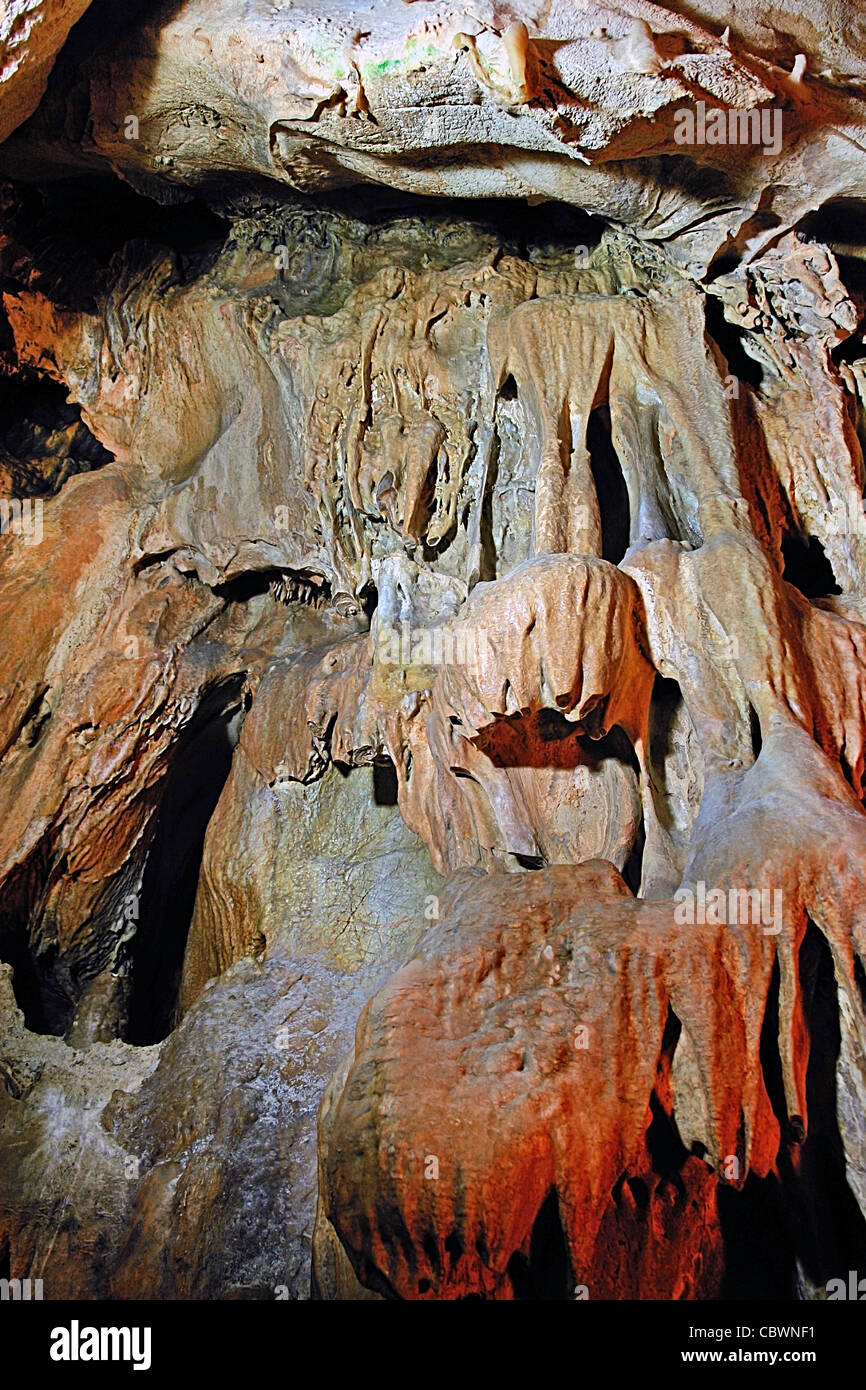 Stalactites dans la grotte au nord de la Grèce Banque D'Images
