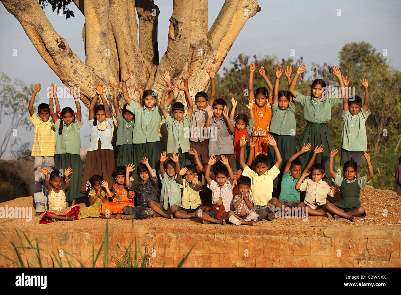 Les enfants dire bonjour l'Andhra Pradesh en Inde du Sud Banque D'Images