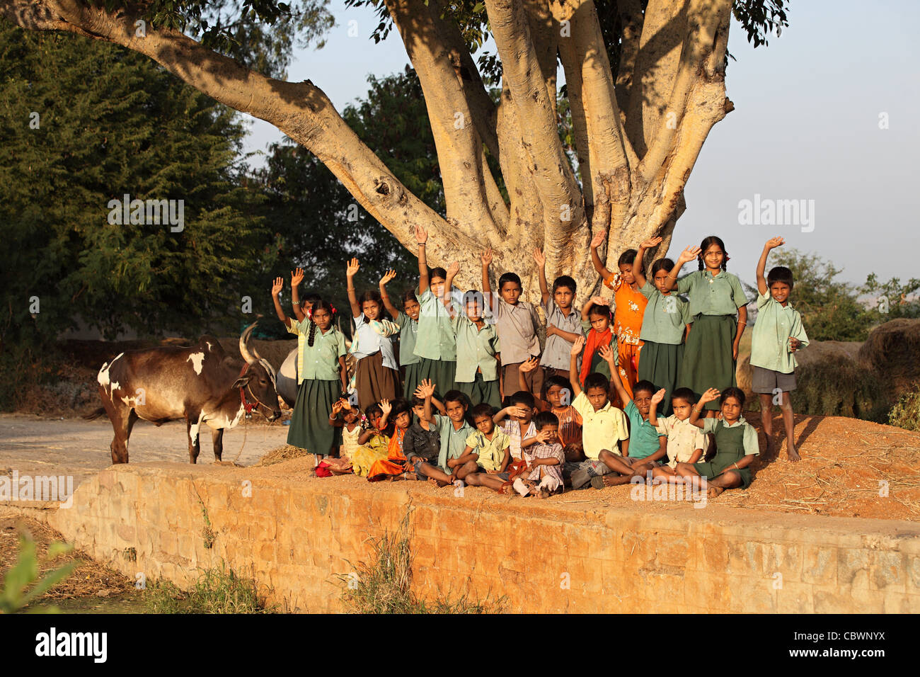 Les enfants dire bonjour l'Andhra Pradesh en Inde du Sud Banque D'Images