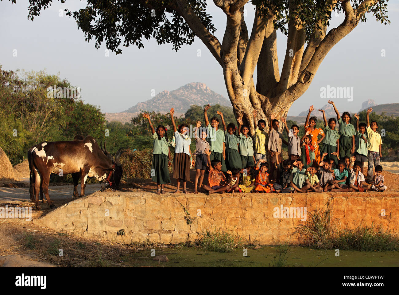 Les enfants dire bonjour l'Andhra Pradesh en Inde du Sud Banque D'Images