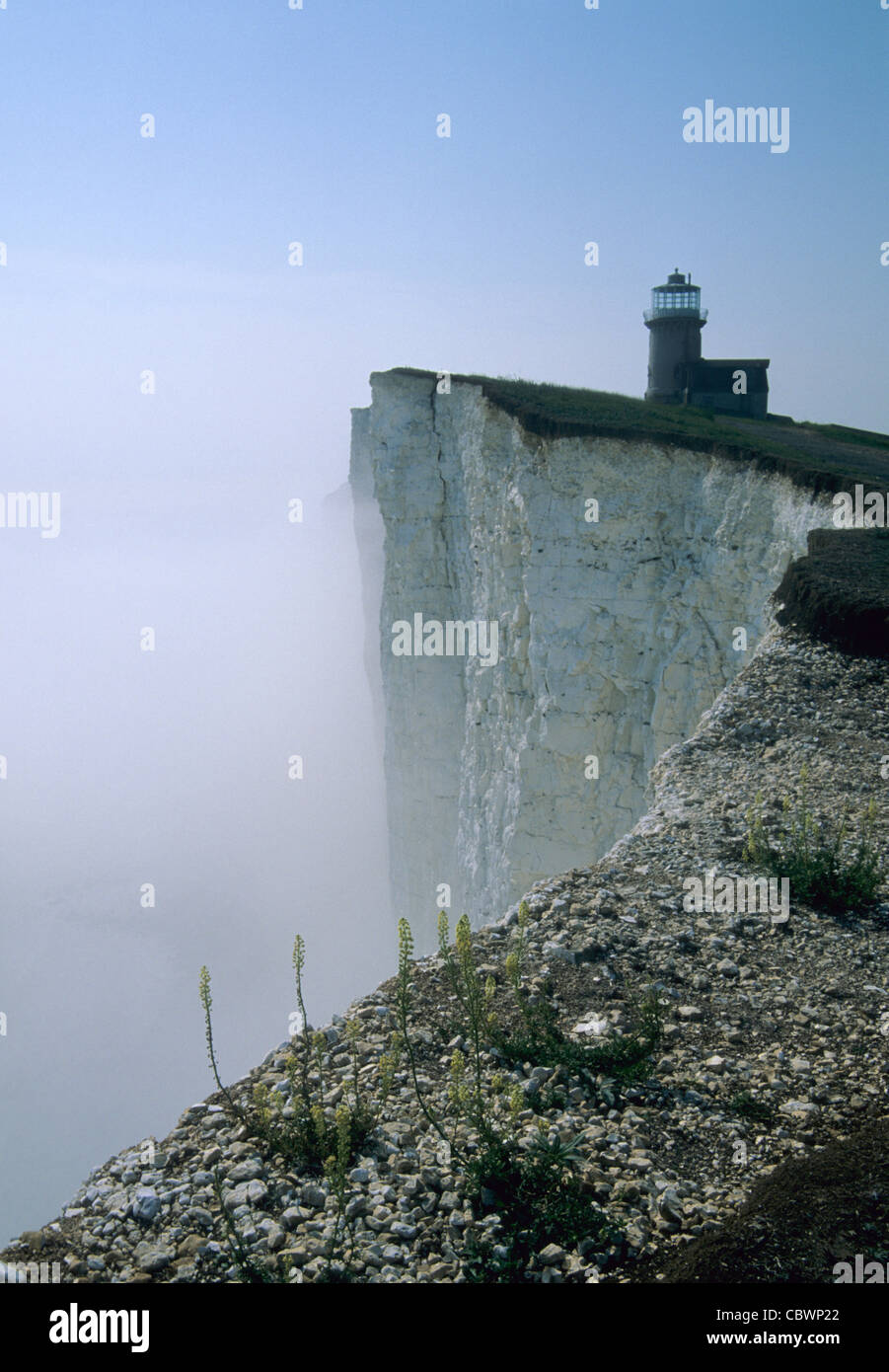 Sea mist rolls dans contre les falaises sous belle tout le phare sur la côte du Sussex près de Beachy Head, Eastbourne, Angleterre. Banque D'Images