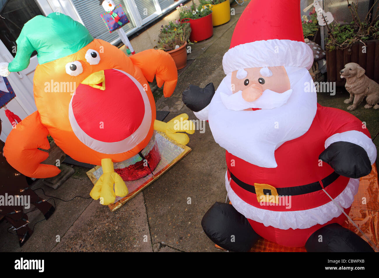 En plastique de couleur vive les décorations de Noël au jardin d'UK House, Woodbridge, Suffolk, UK Banque D'Images