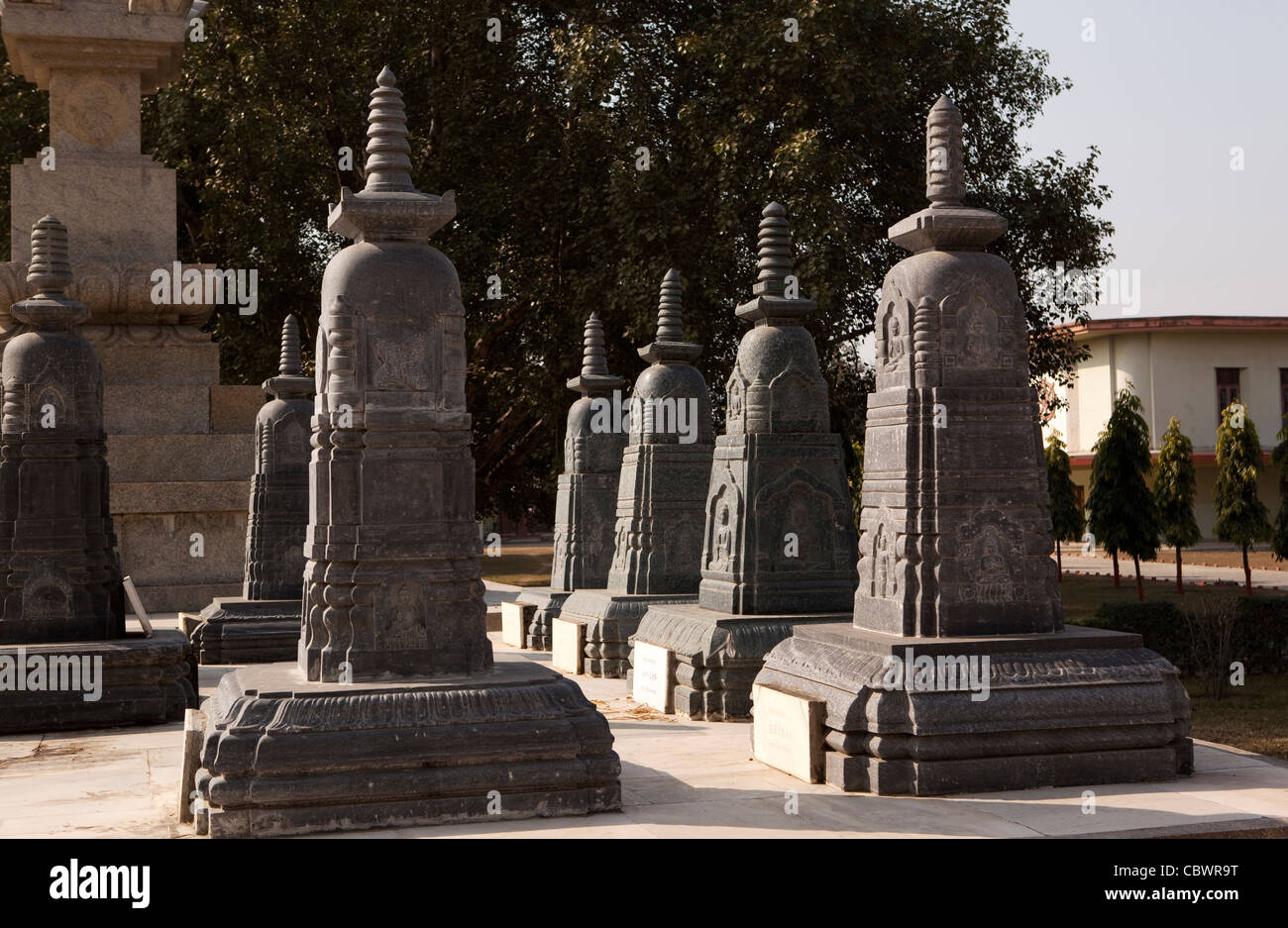 L'Inde, le Bihar, Bodhgaya, Bouddhisme, temple japonais en pierre sculpté dans des stupas jardin de temple Banque D'Images