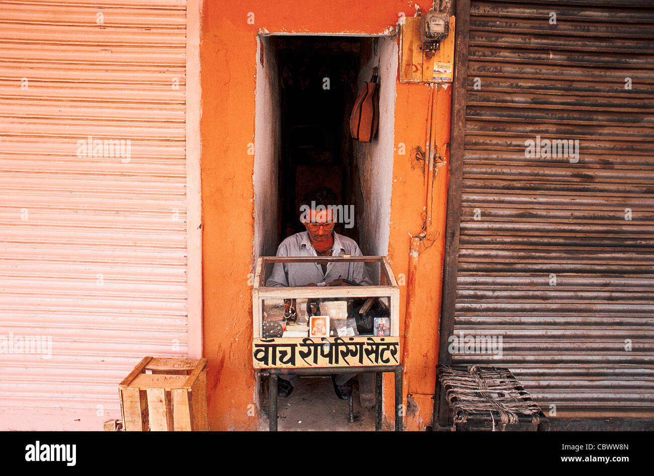 Une montre, de réparateur dans une rue (Inde) Banque D'Images