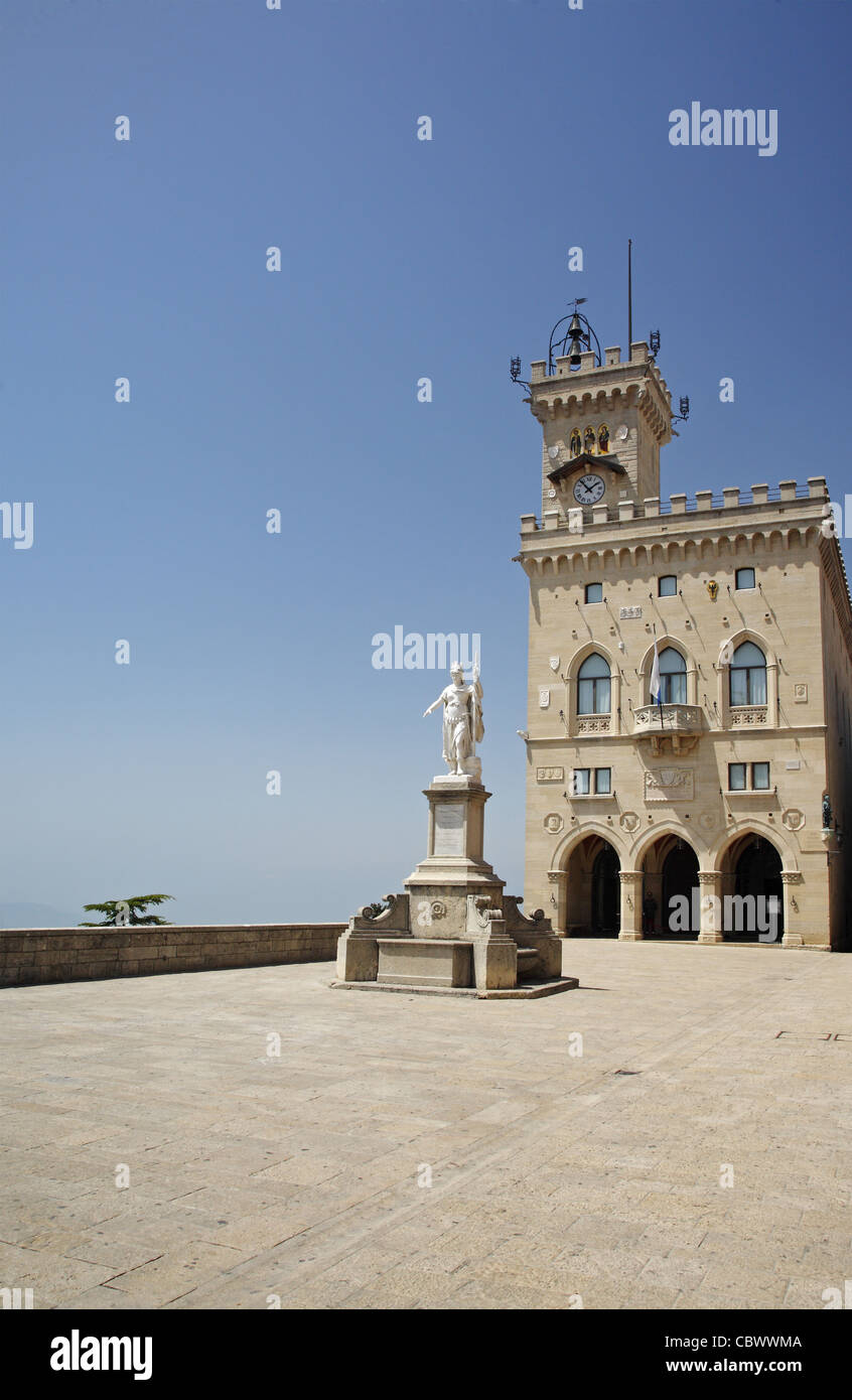 La Statue de la liberté et de l'hôtel de ville (Palazzo Pubblico), Piazza della Libertà, San Marino Banque D'Images