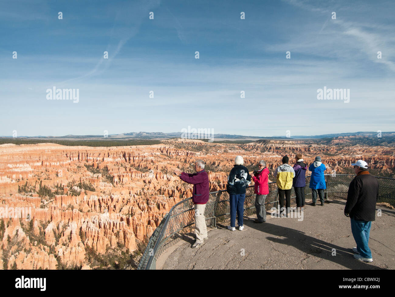 Les touristes donnant sur le grès rouge de hoodoos Bryce Canyon National Park Utah Banque D'Images