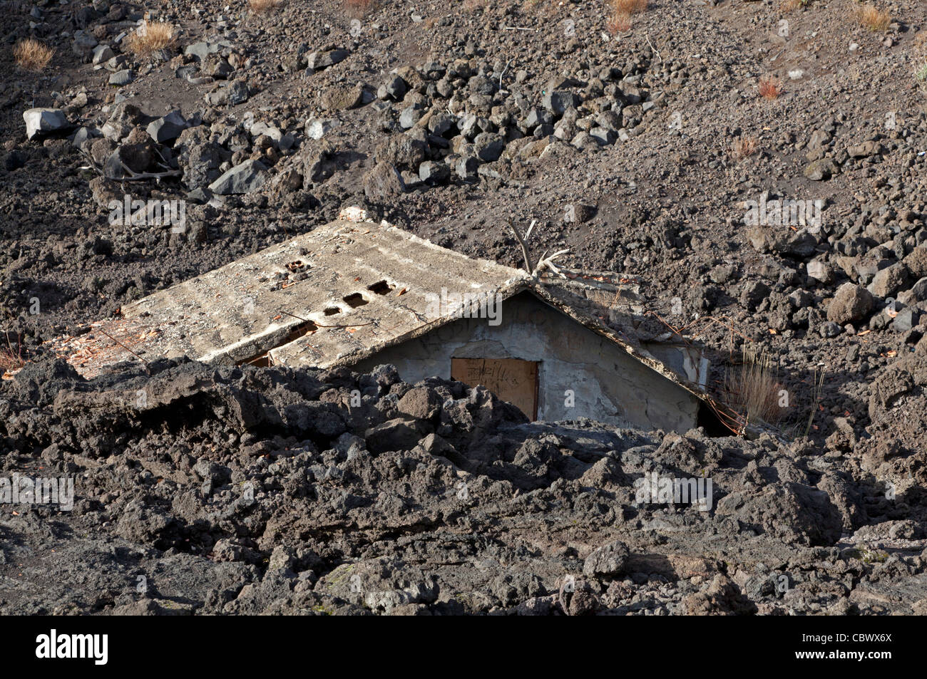 Maison en ruine dans le flux de lave, Sicile, Italie Banque D'Images