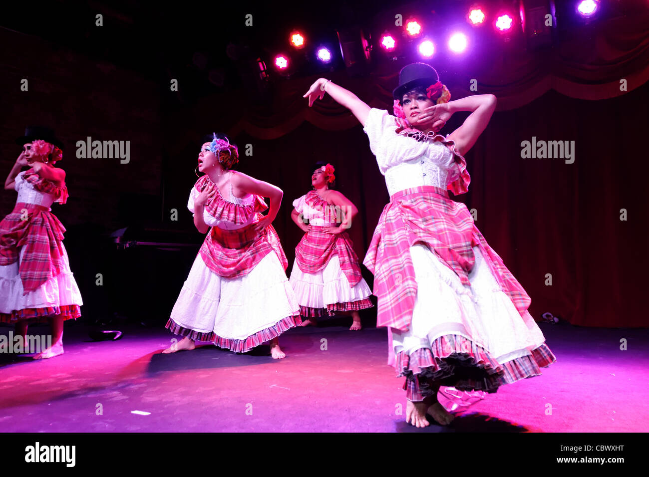 Un danseur passe par sa routine pendant la soirée d'ouverture de la 8e conférence annuelle de New York Burlesque Festival à la Brooklyn Bowl. Banque D'Images