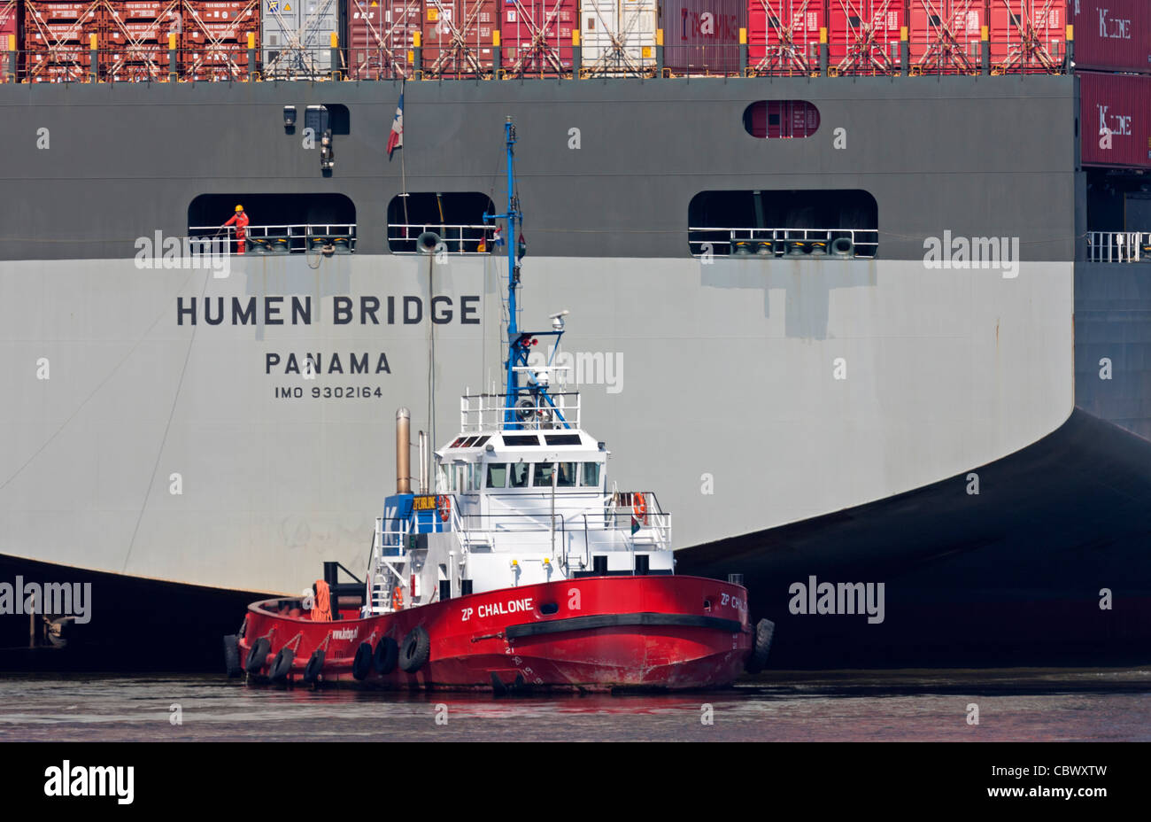 Porte-conteneurs au port de Hambourg avec remorqueur, Allemagne Banque D'Images