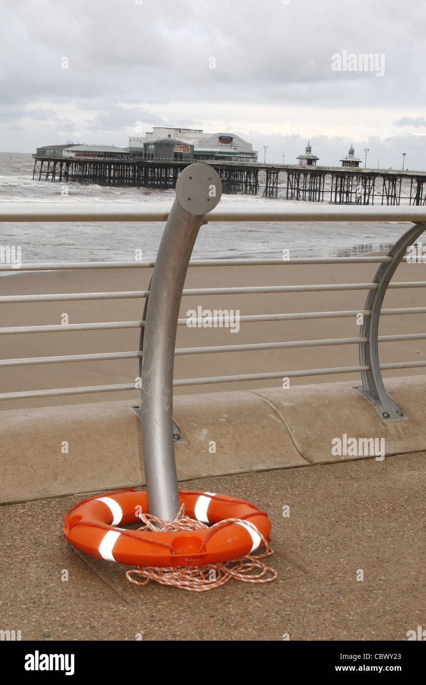 Promenade sur l'anneau de vie, avec en arrière-plan de North Pier, Blackpool, Lancashire, England, UK Banque D'Images