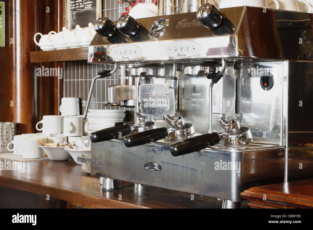 Machine à café derrière bar du pub Banque D'Images