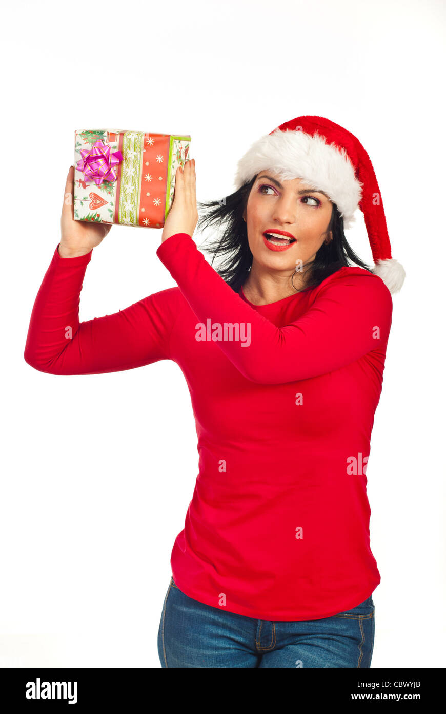 Heureux surpris woman with Santa hat holding Christmas Gift isolé sur fond blanc Banque D'Images