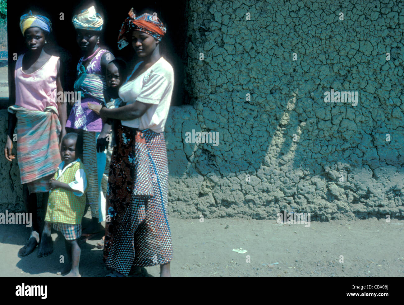 Les femmes africaines habillent village rural de maison, Sierra Leone Banque D'Images