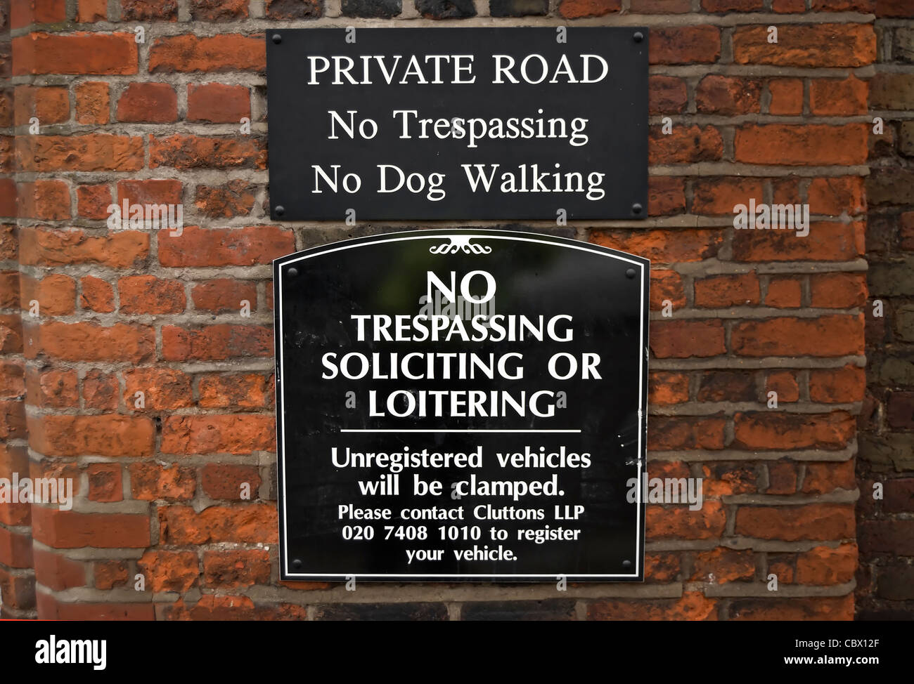 Chemin privé des panneaux de mise en garde contre l'intrusion, promenade de chiens, le flânage, solliciter et véhicules non, à Chelsea, Londres Banque D'Images