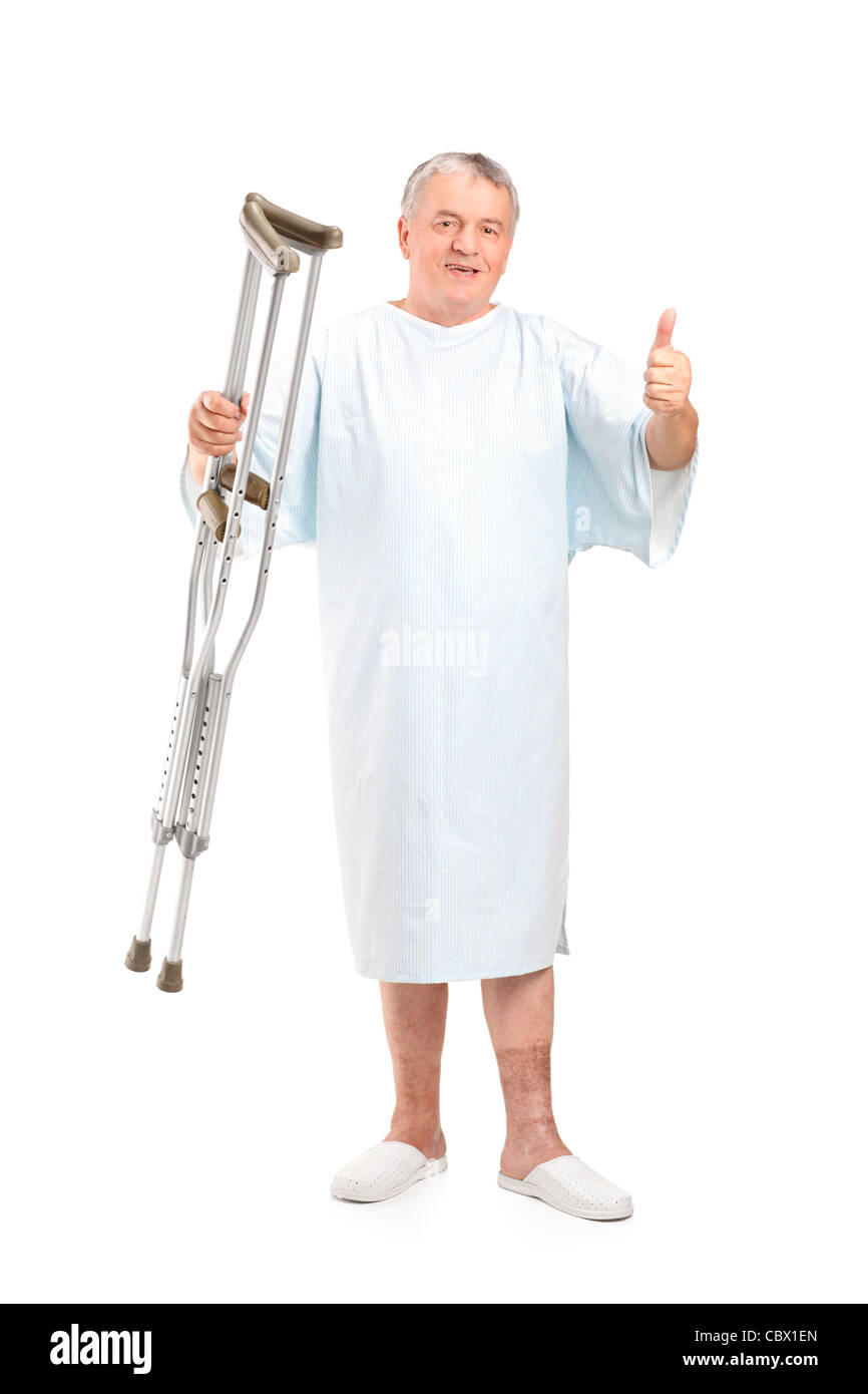 Full Length portrait of a senior patient holding béquilles et giving thumb up Banque D'Images