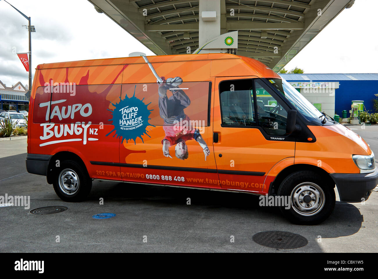 Taupo bungy jumping company van station d'essence Nouvelle Zélande Banque D'Images