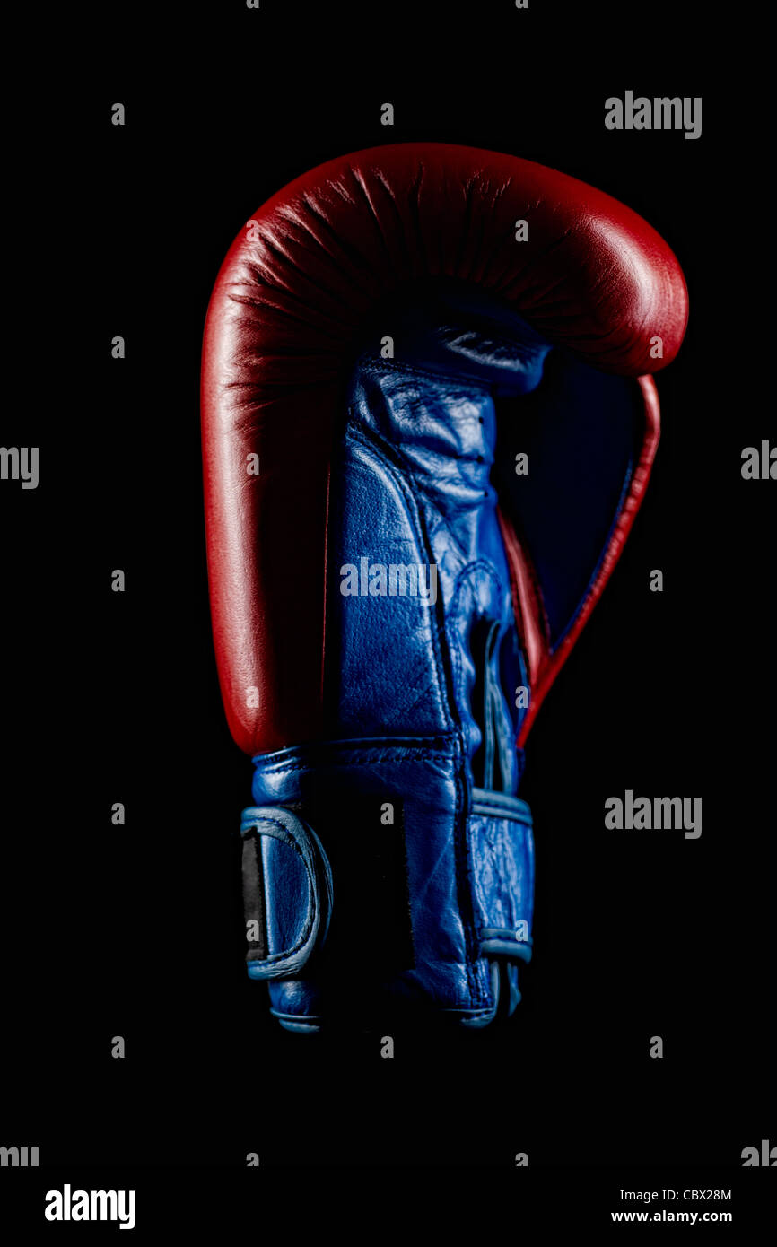 Gants de boxe rouge sur fond sombre Banque D'Images