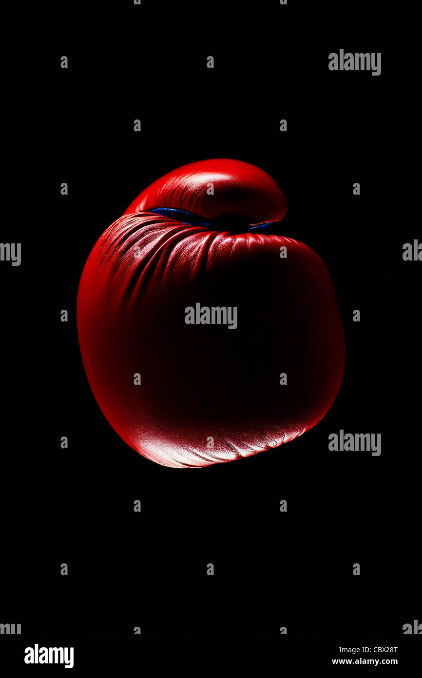 Gants de boxe rouge sur fond sombre Banque D'Images