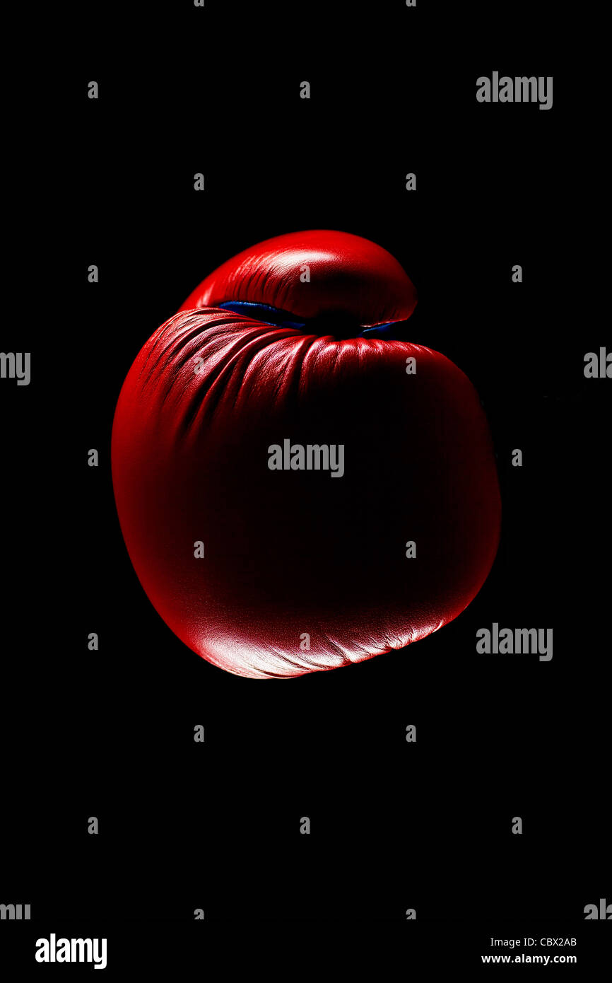 Gants de boxe rouge sur fond sombre Banque D'Images