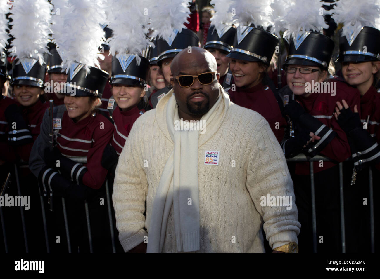 Chanteur et producteur Ce Lo Green avec les membres de l'Dobyns-Bennet Marching Band chez Macy's Thanksgiving Day Parade 2011 Banque D'Images