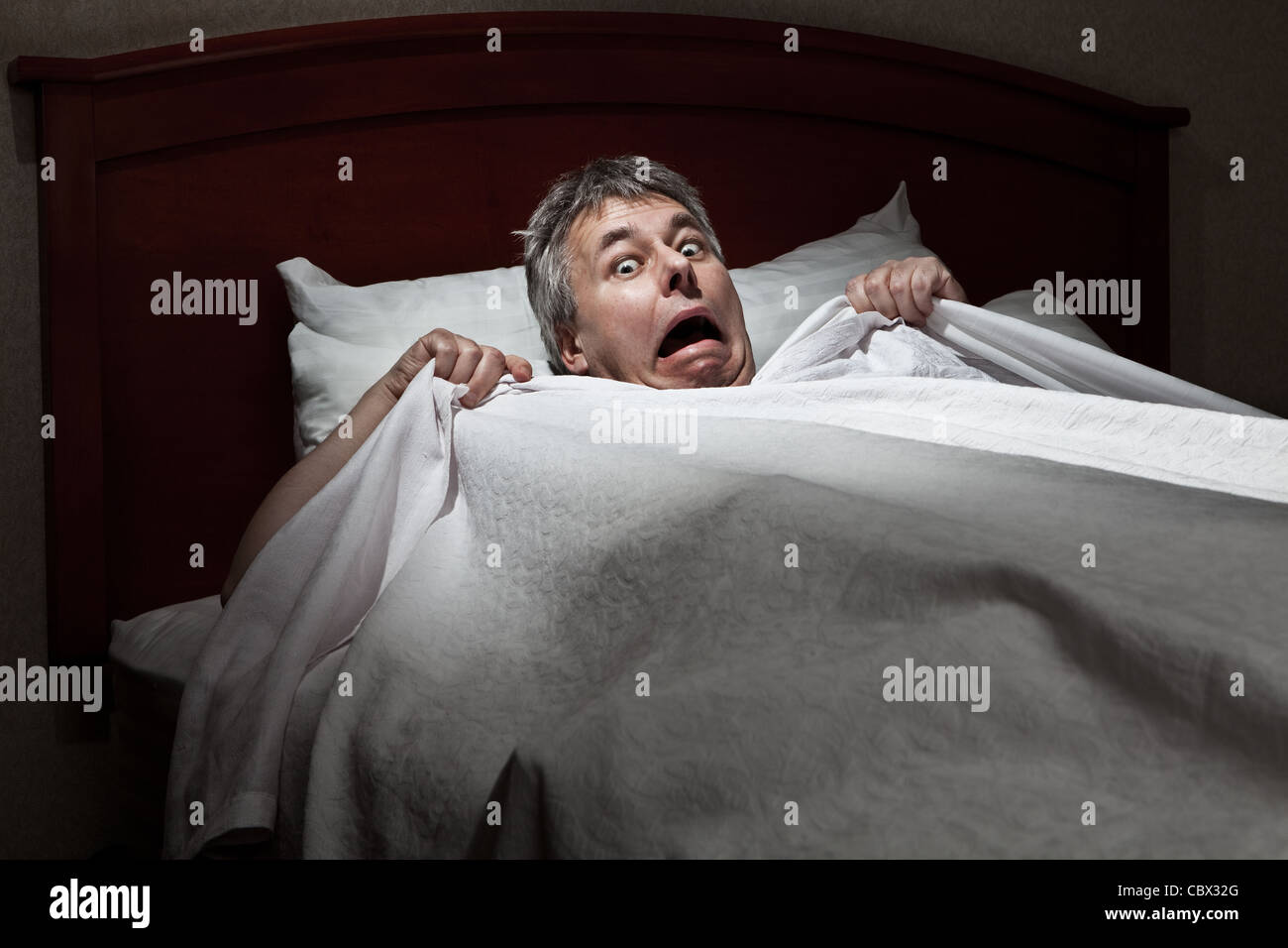 L'homme surpris éveillé par l'intrus Banque D'Images