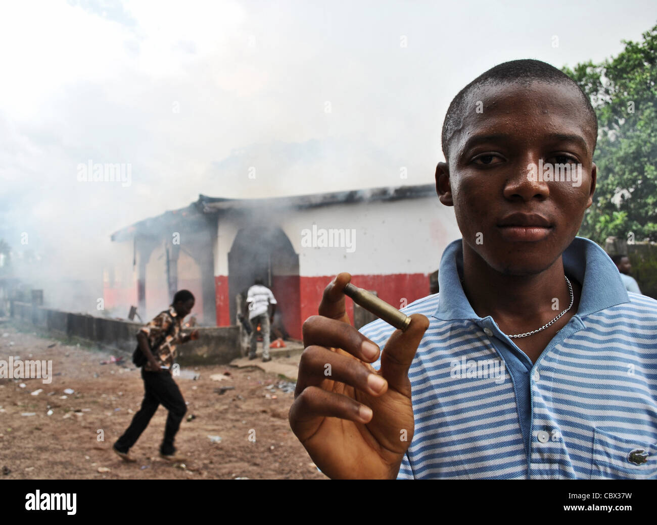 Balles tirées par la police lors de la violence politique en Bo, avant d'élections de 2012 en Sierra Leone (Bureau de l'APC en arrière-plan) Banque D'Images