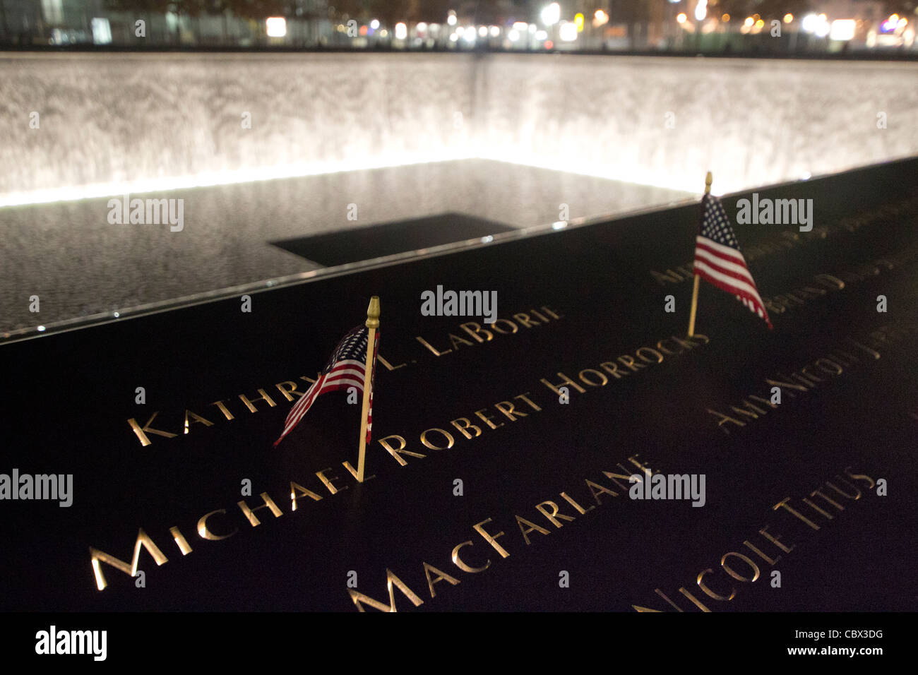 Drapeaux américain flanquent le nom d'une des victimes de l'attentat contre le World Trade Center à l'échelle nationale 9-11 Memorial Banque D'Images