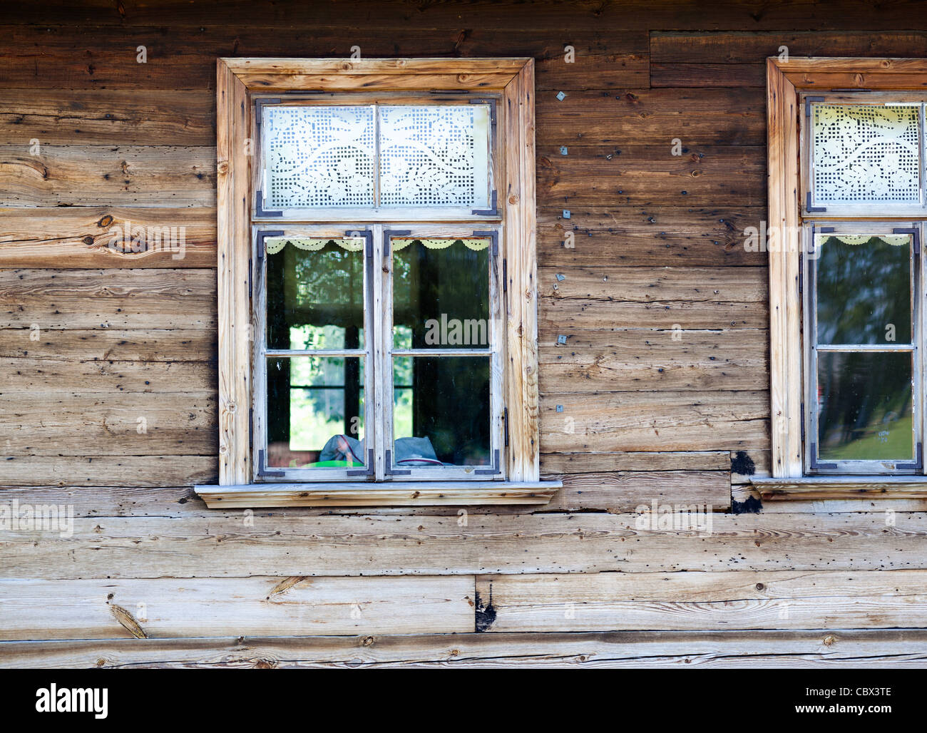 Ancienne maison en bois dans la fenêtre Banque D'Images