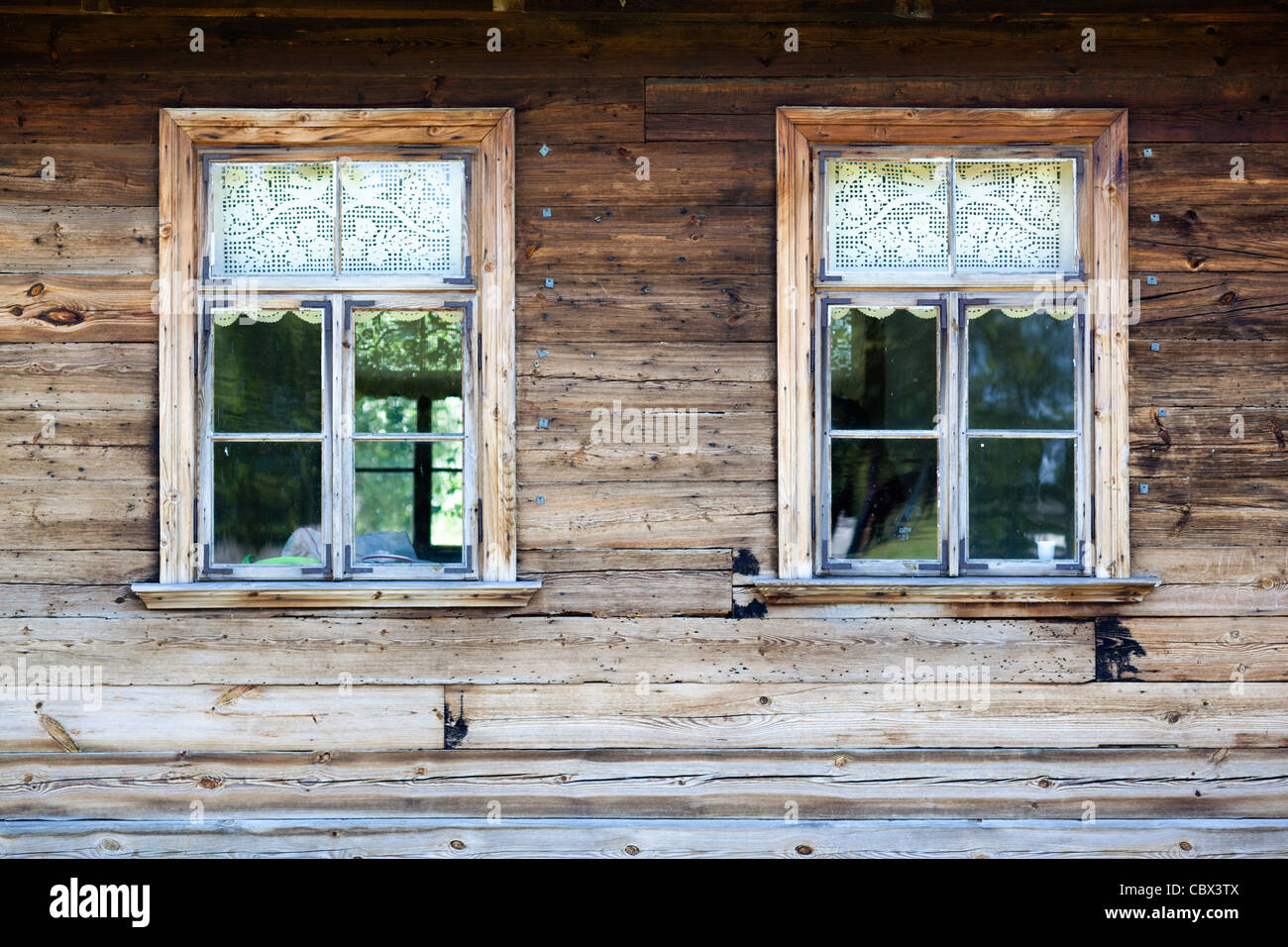 Ancienne maison en bois dans la fenêtre Banque D'Images
