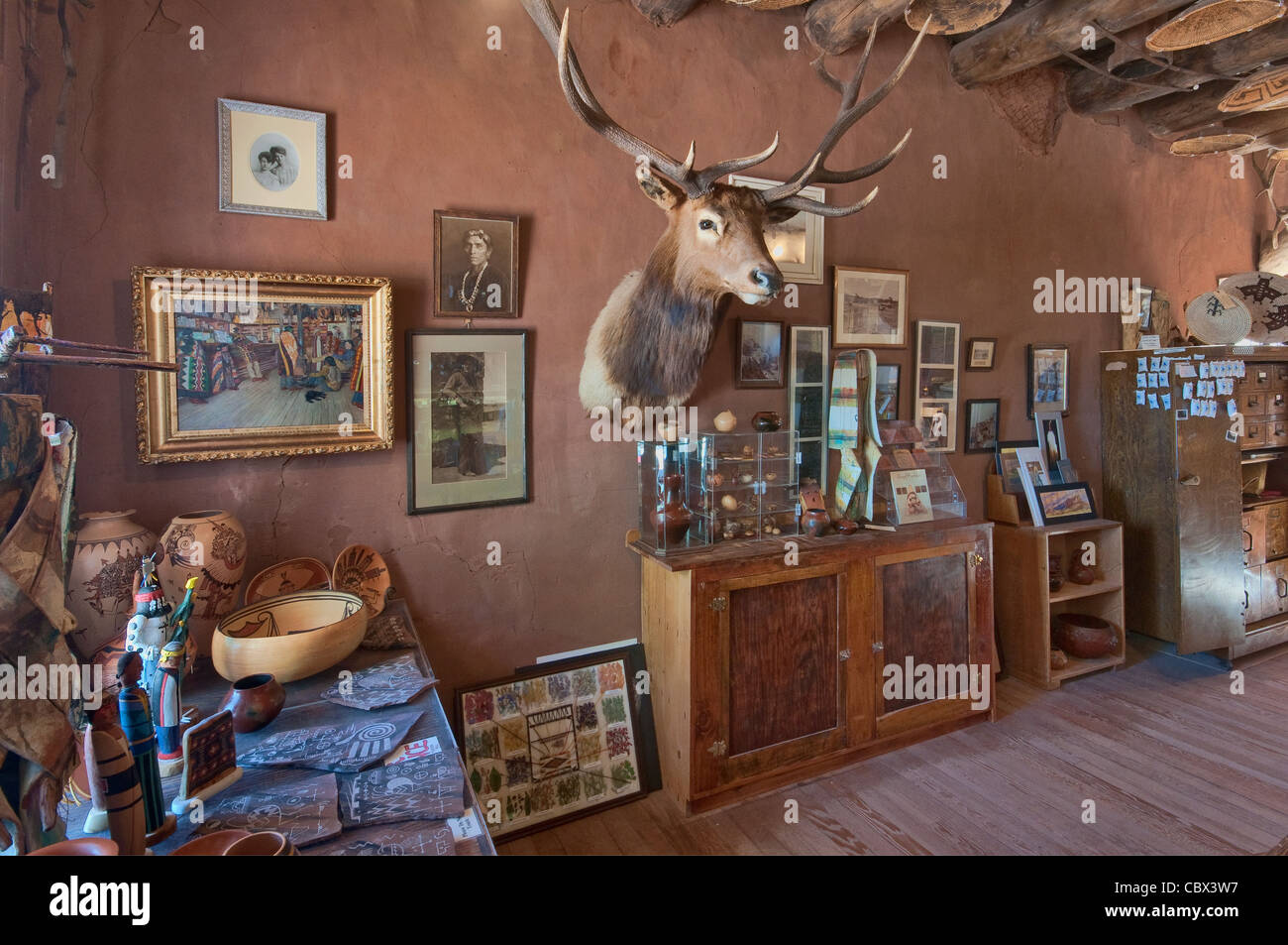 Elk head, objets historiques à Hubbell Trading Post National Historic Site, Navajo Indian Reservation, Ganado, Arizona, USA Banque D'Images