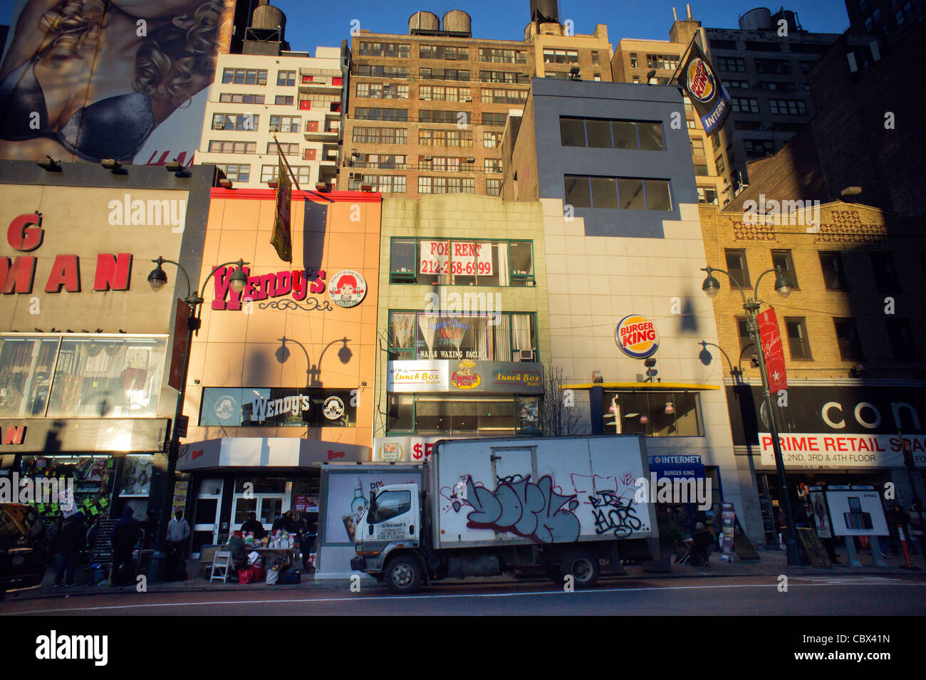 Wendy's et Burger King restaurants rapides sont presque côte à côte sur West 34th Street à New York Banque D'Images