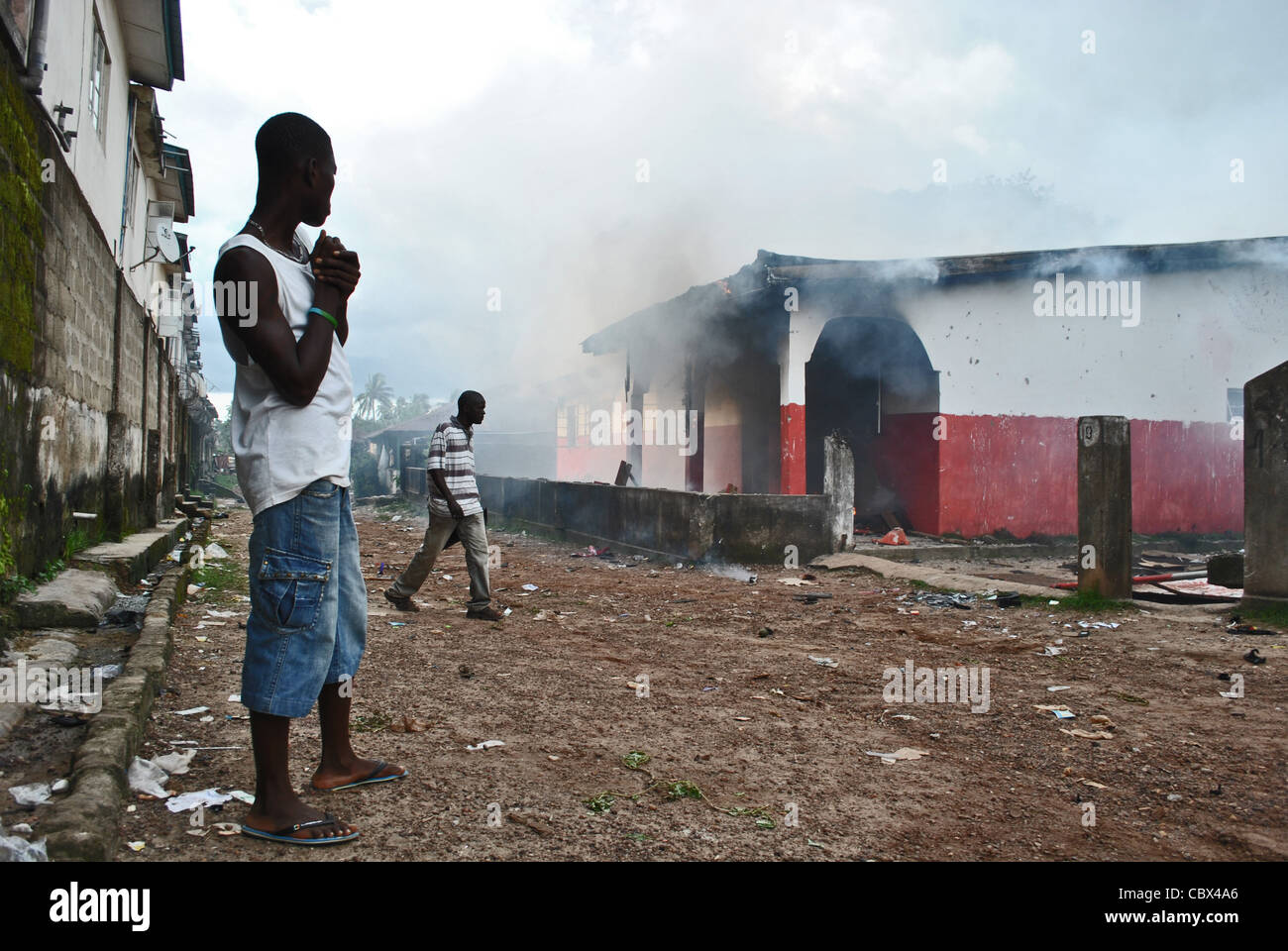 Le bureau de l'APC partie brûlures après les émeutes à un rassemblement politique SLPP avant 2012 élections en Sierra Leone Banque D'Images
