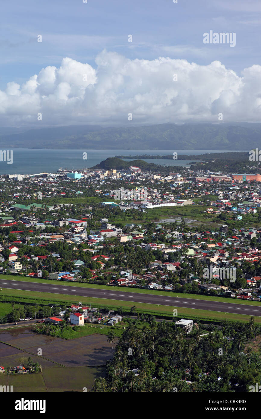 Avis de Legazpi (Ville) Legaspi et piste de l'aéroport. Legaspi, Luzon, Bicol, d'Albay, aux Philippines, en Asie du Sud-Est, Asie Banque D'Images