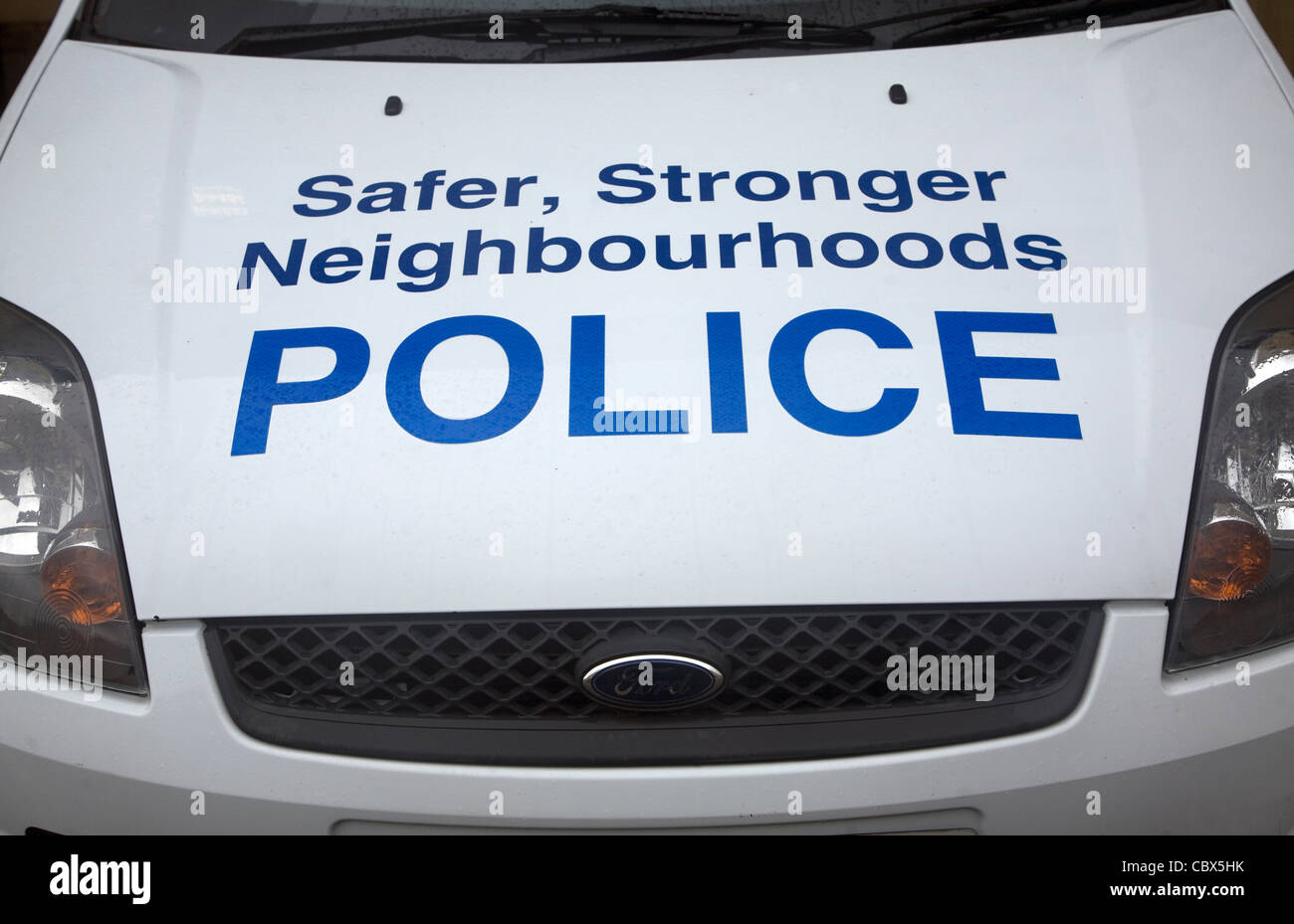 Les quartiers plus sécuritaires et plus solides de capot de voiture de police signe, Bath, Angleterre Banque D'Images Les quartiers plus sécuritaires et plus solides de capot de voiture de police signe, Bath, Angleterre Banque D'Images