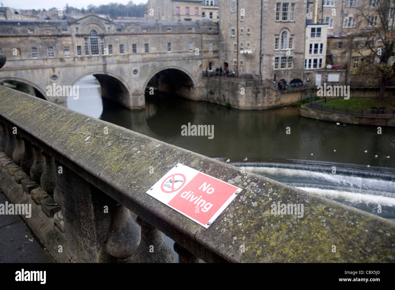 Aucun signe de plongée, Pulteney Bridge sur la rivière Avon, Bath, Angleterre Banque D'Images