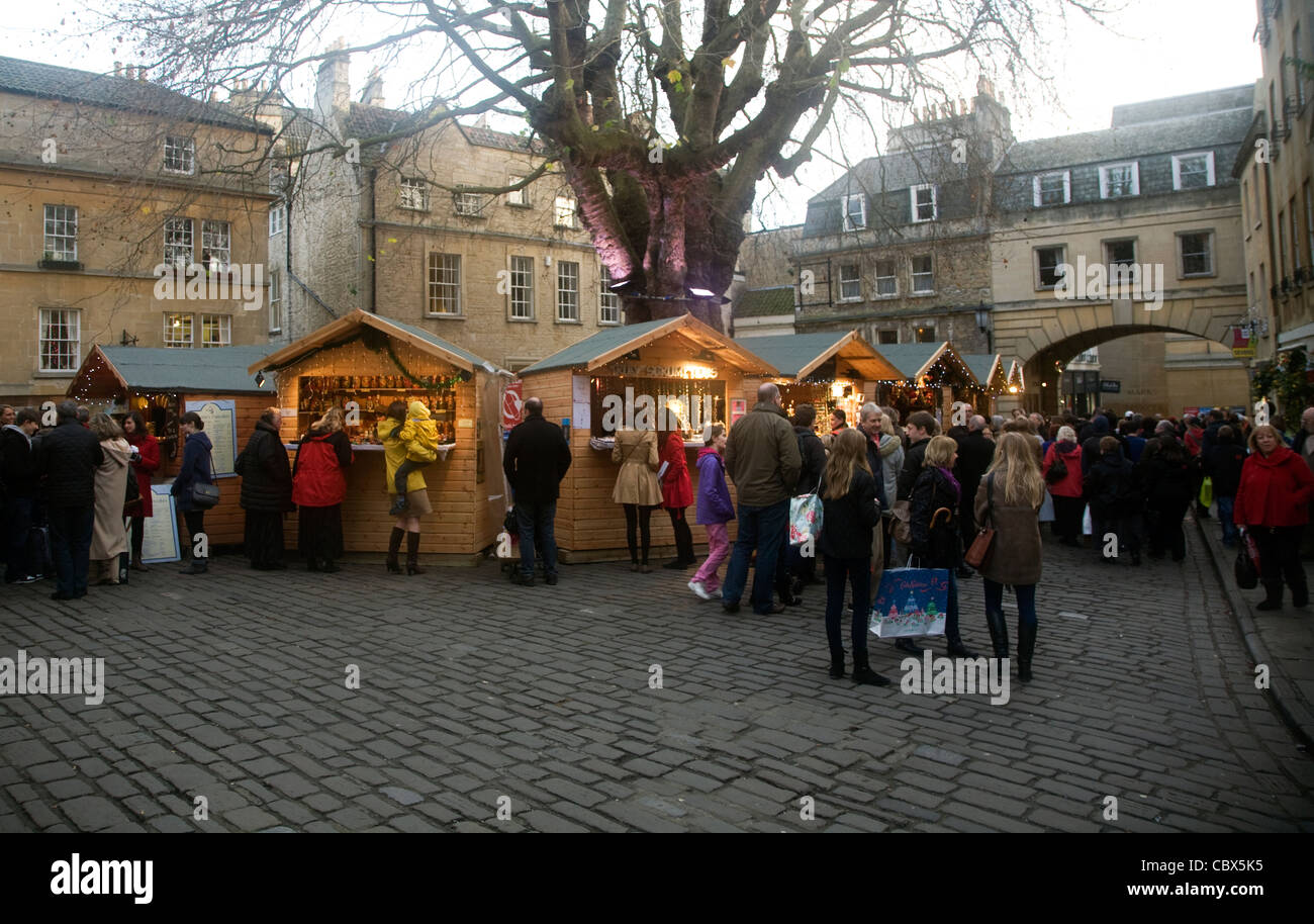 Marché de Noël, vert, l'abbaye de Bath, Angleterre Banque D'Images