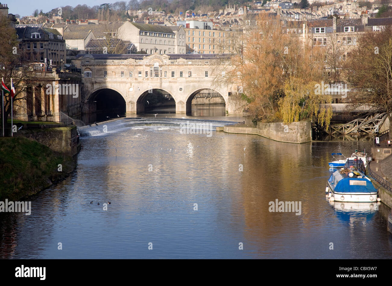 Pulteney Bridge sur la rivière Avon, Bath, Angleterre Banque D'Images