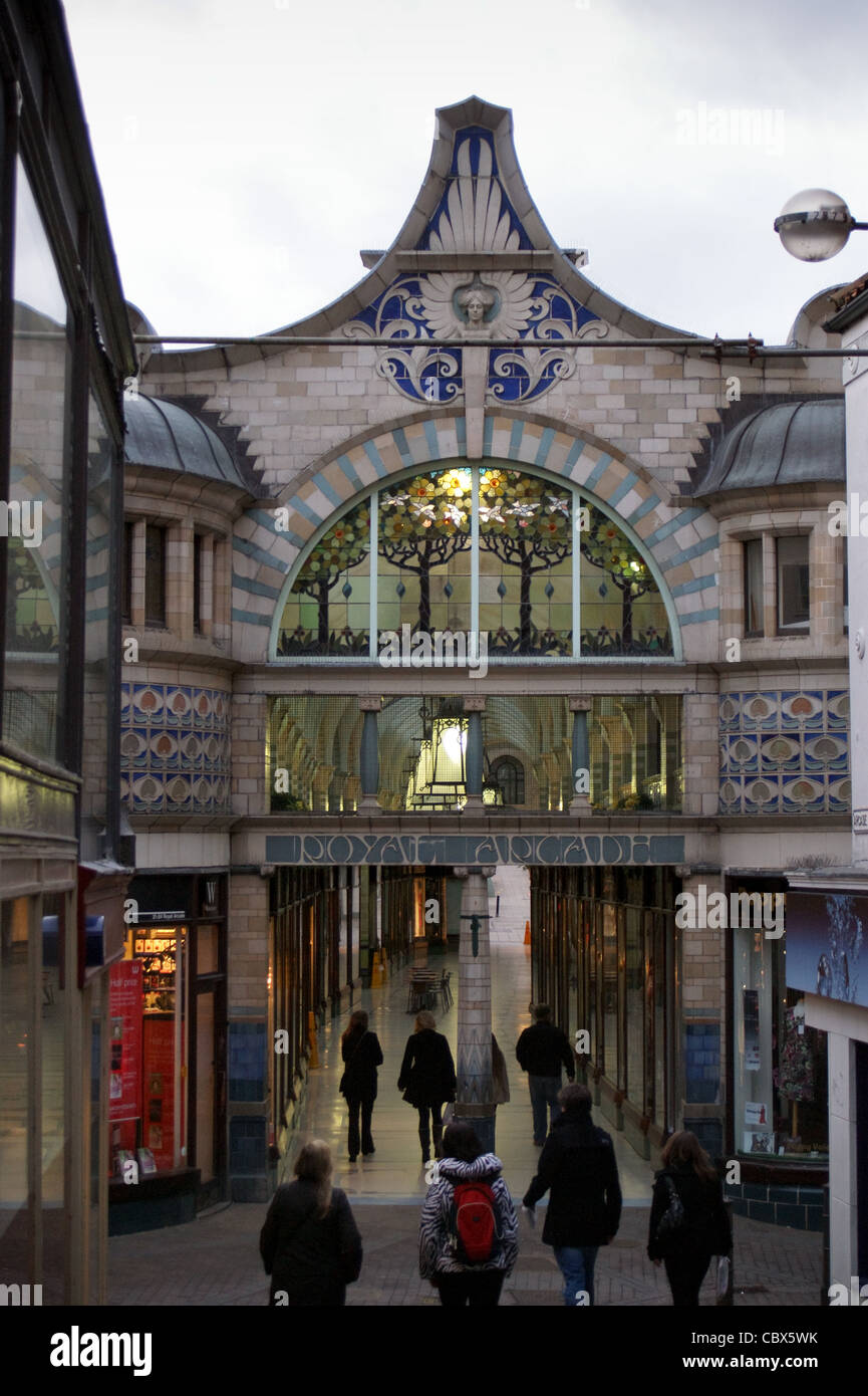 Royal Arcade Arcade commerçante par George Skipper et W.J. Neatby dans le mouvement Arts and Crafts Art Nouveau style, Norwich, Norfolk, Angleterre Banque D'Images