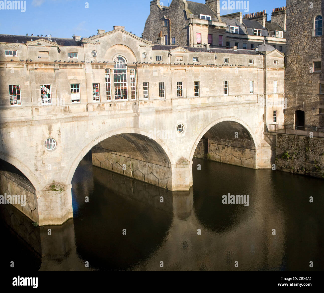 Pulteney Bridge sur la rivière Avon, Bath, Angleterre Banque D'Images