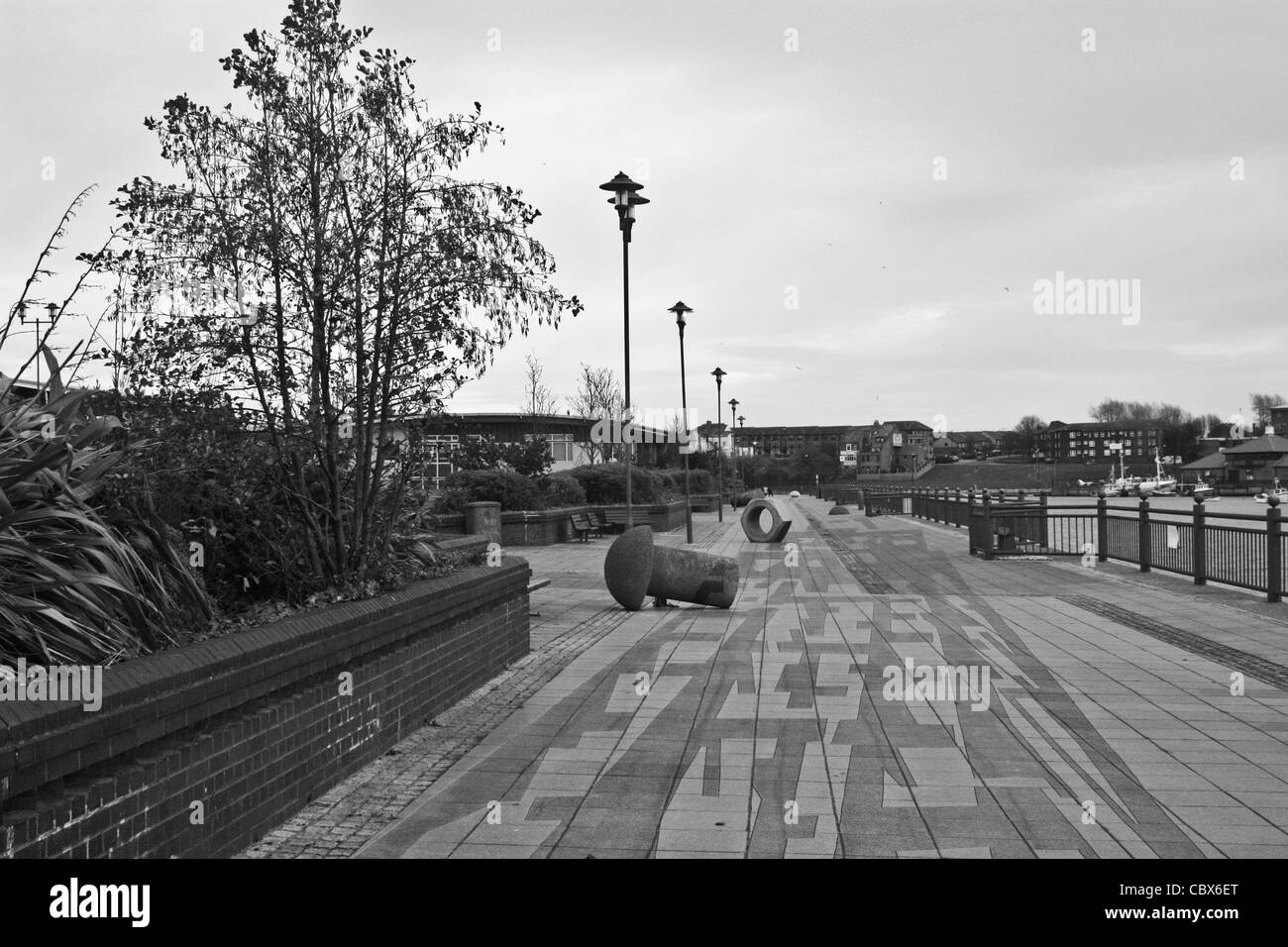 Promenade au bord de l'usure le long de la rivière, à côté de l'université Banque D'Images