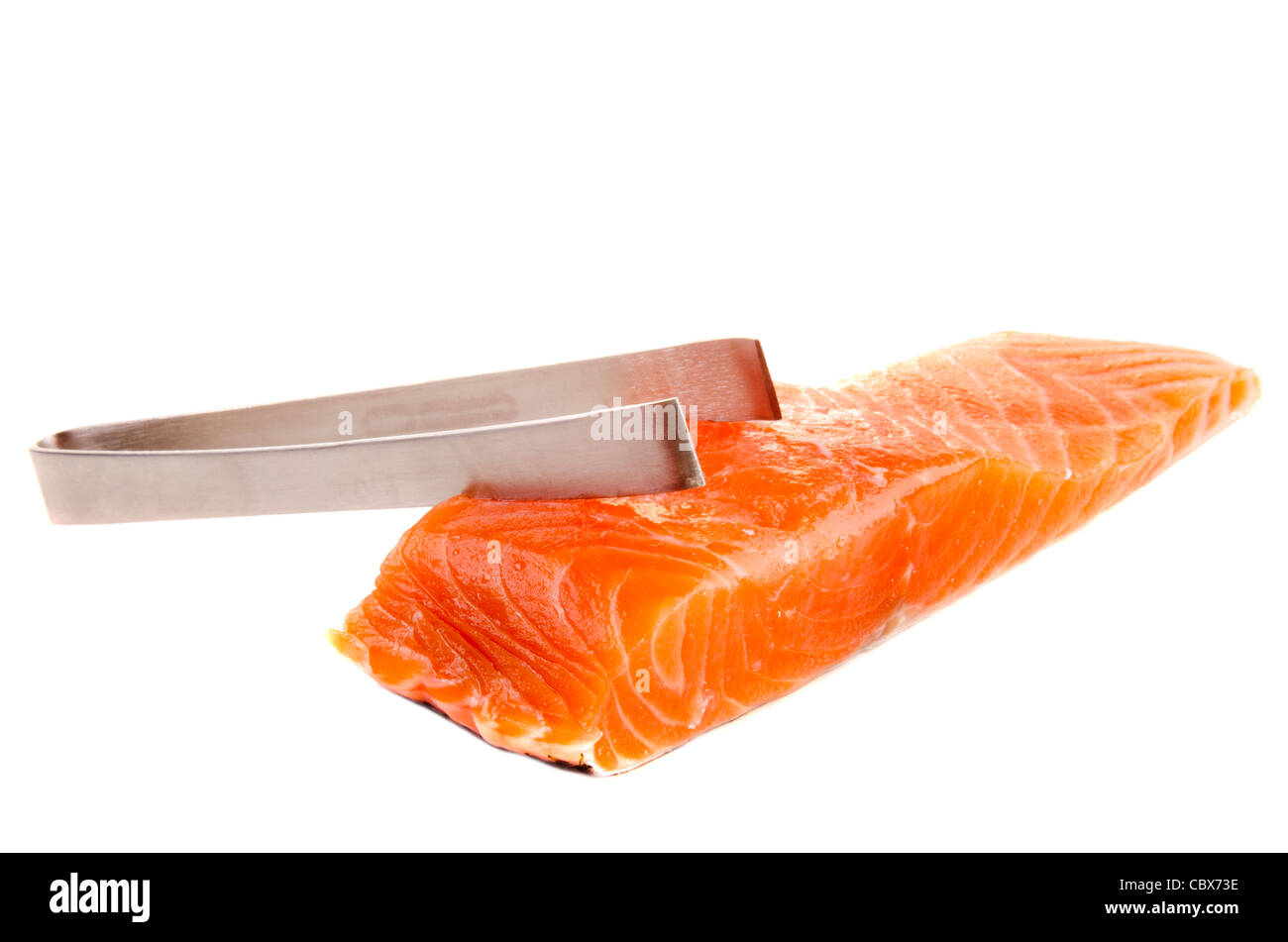Filet de saumon sans arêtes et d'une pince pour retirer l'arête de poisson  Photo Stock - Alamy