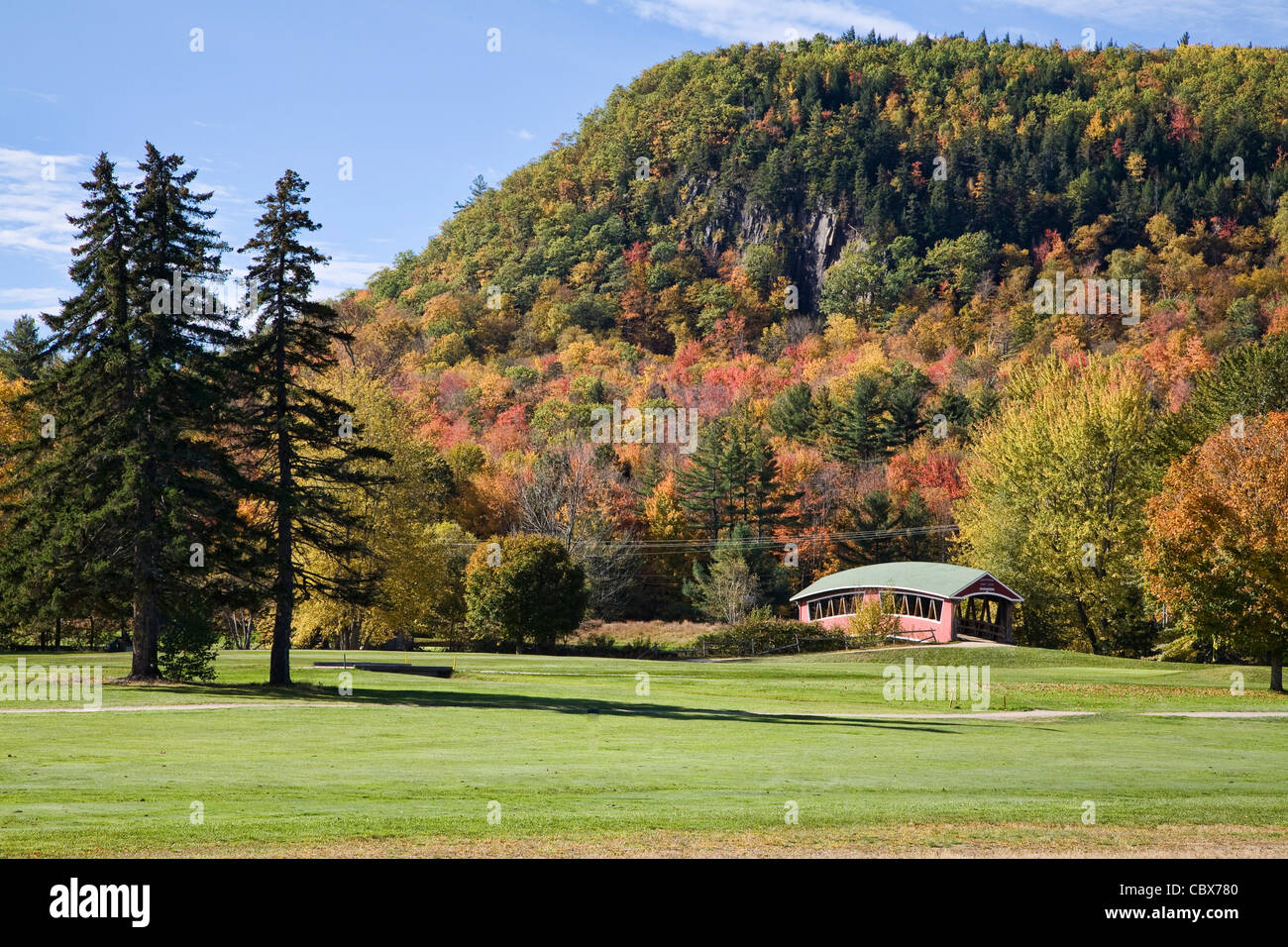 Sur le pont couvert de la Wentworth Golf Club, White Mountains du New Hampshire Banque D'Images