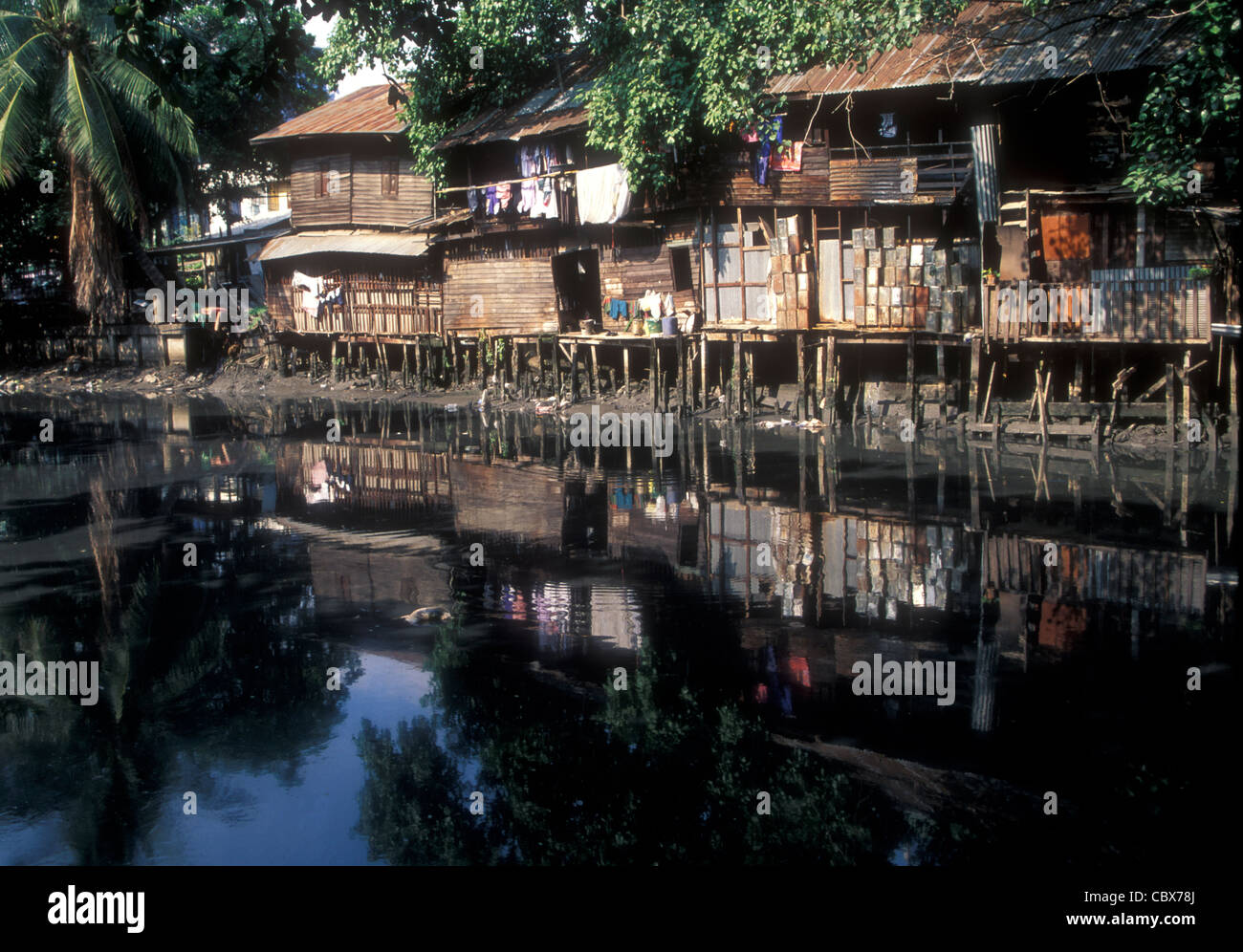 Maisons taudis le long d'un canal à Bangkok en Thaïlande Banque D'Images