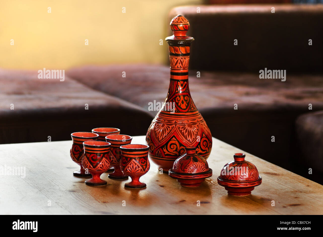 Poterie marocaine décorée sur la table à manger - horizontale et peu profondes de la dette domaine Banque D'Images