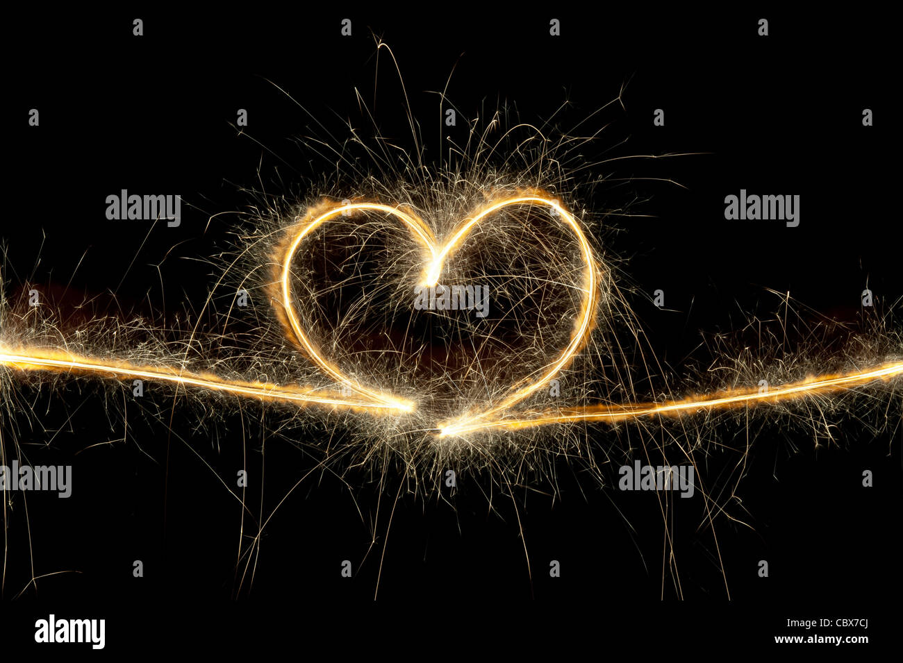 Forme de coeur fait avec sparkler la nuit. Banque D'Images